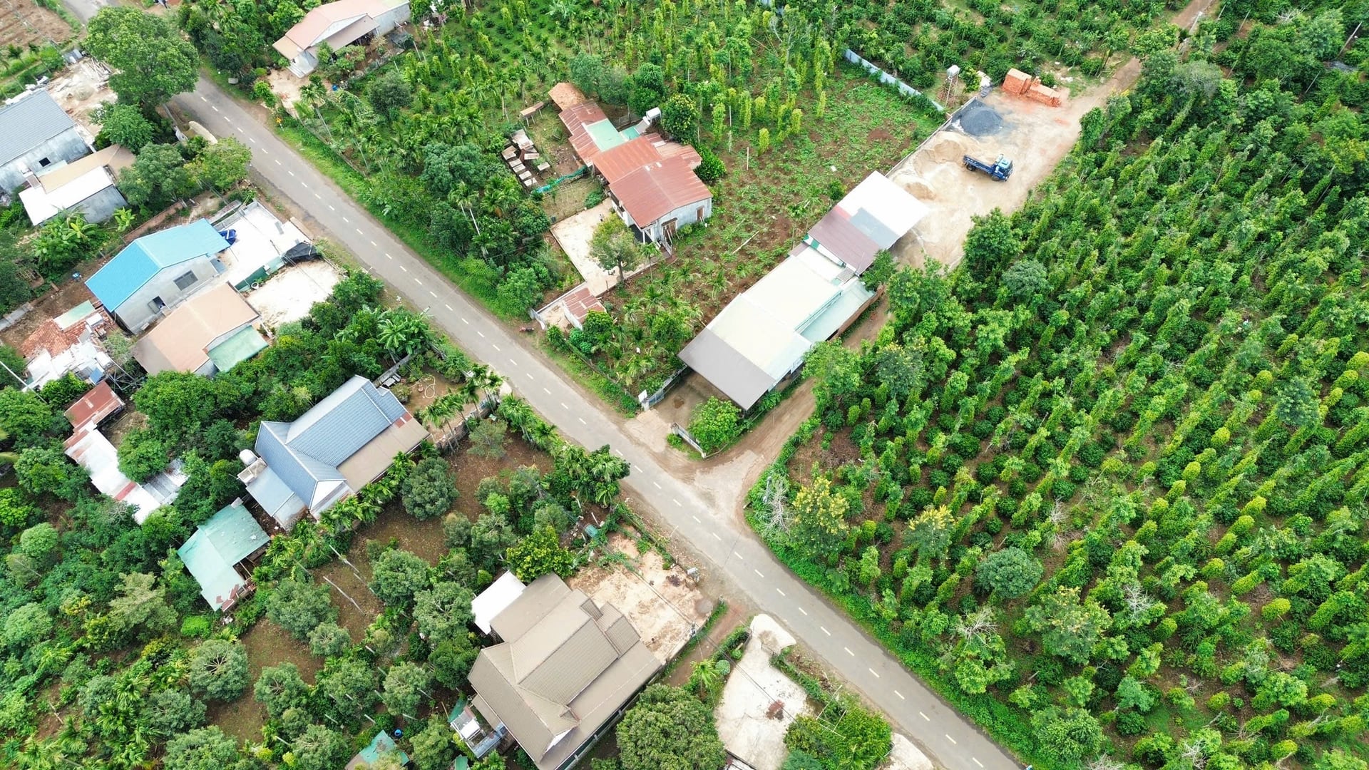 BÁN ĐẤT GẦN HỒ VIỆT ĐỨC 4 2700M2 CÓ SẴN 400 M2 THỔ CƯ GIÁ 3.5 TỶ TẠI XÃ EA NING HUYỆN CƯ KUIN ĐẮK LẮK